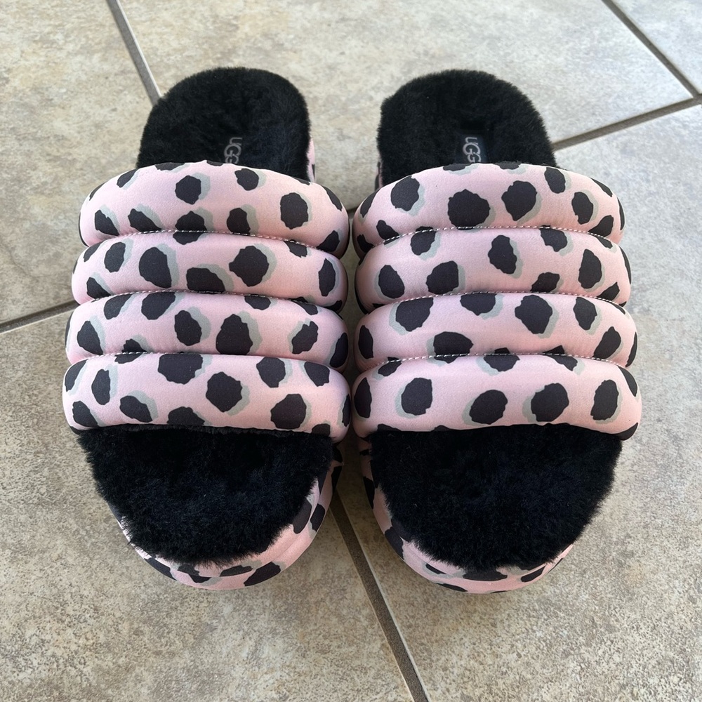UGG Maxi Slides worn 2 times in the house! Super comfortable!